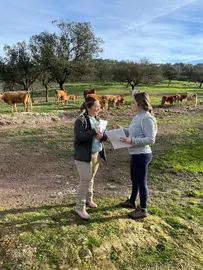 Entrega del diploma de participación en la finca modelo