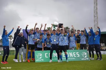 La selección onubense cadete alzando el título regional.