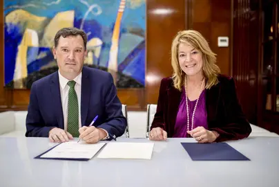 Adhesi&oacute;n Manifiesto APH: Alberto Santana, presidente de la Autoridad Portuar&iacute;a y Pilar Miranda, alcaldesa de Huelva