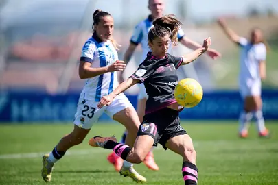 Lance del partido entre la Real y el Sporting de Huelva.