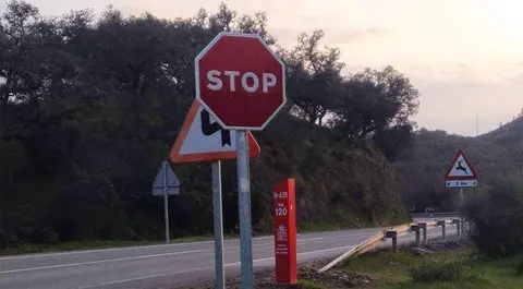 Curva peligrosa en la N-435