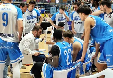 El Ciudad de Huelva en un tiempo muerto.