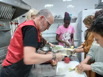 Cruz Roja Reparto Alimentos Personas sin Hogar