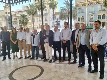 García del Hoyo, en el centro, dio lectura al manifiesto