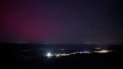 Imagen de aurora boreal sobre los cielos de la Sierra, captada por Javi Ginés anoche.