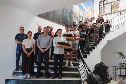 El alcalde y alumnado, en la entrega de ayudas sociales educativas