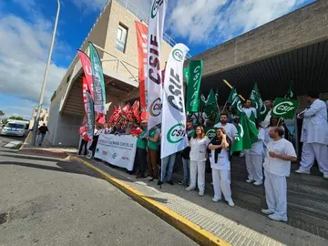 Protesta sindical a las puertas del Juan Ramón Jiménez