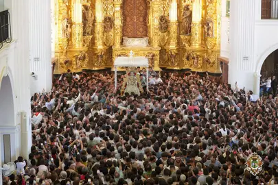 La Blanca Paloma ya en el interior del templo
