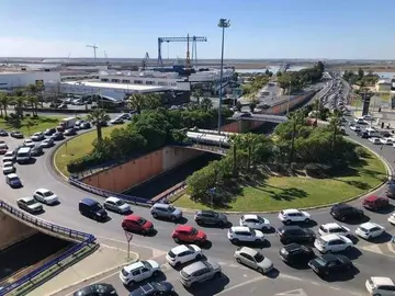 Zona de alta densidad de tráfico hacia el puente del Odiel
