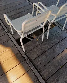 Improvisado y cutre sistema de aviso de riesgo de caídas en el Muelle (Andalucía Por Sí)