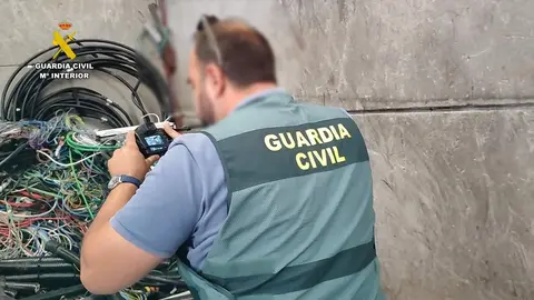 Un agente fotografía los cables sustraidos