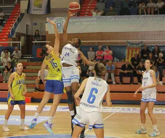 El salto inicial del partido del Ciudad de Huelva.