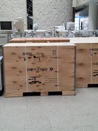 Improvisado almacén en el interior del patio hospitalario