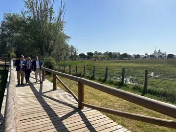 Bella, Toscano y Correa, en la aldea