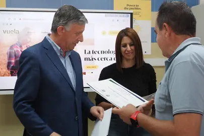 Carmelo Romero charla con participantes en el curso