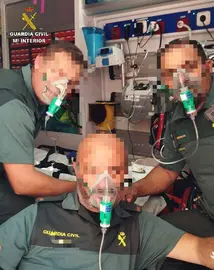 Los agentes de la Guardia Civil atendidos en la ambulacia