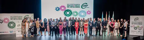 Foto de familia de los 13 premiados y autoridades al final de la gala.