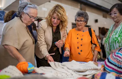 Miranda departe con un grupo de participantes en el programa