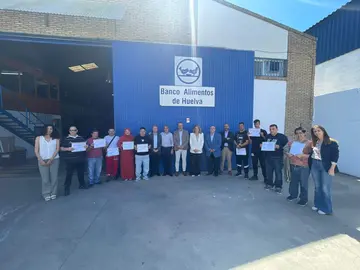 Foto de familia de los participantes e instituciones solidarias