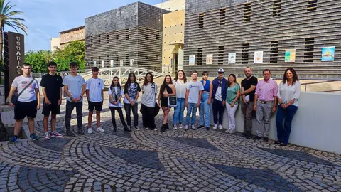 Foto Familia alumnado del IES en la sede de Aguas de Huelva