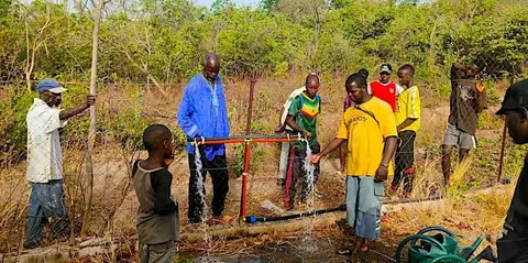 Obras en la aldea para llevar el agua