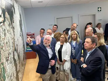 El ministro Planas observa los mapas de los regantes en su visita a la CR de Palos