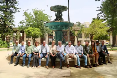 Foto de familia popular durante la visita de Bendodo
