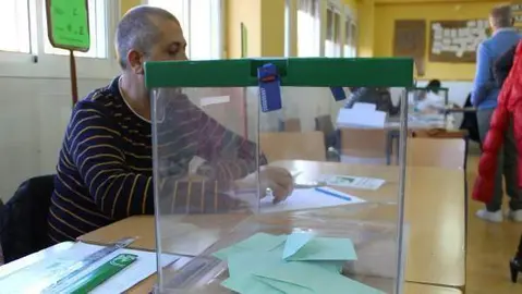 Urna en un colegio electoral de Huelva
