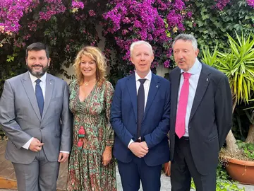 Foto nuevo director con la alcaldesa de Huelva