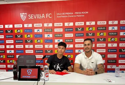 Lociga tras firmar su primer contrato profesional.