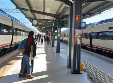 Pasajeros en la estación de Huelva