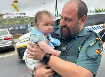 El agente con el bebé ya en brazos