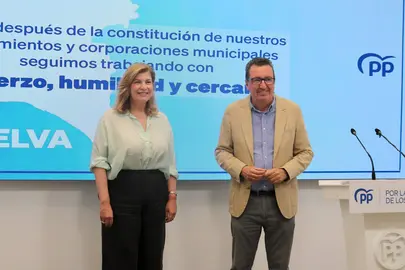 Manuel Andrés González, junto a Berta Centeno