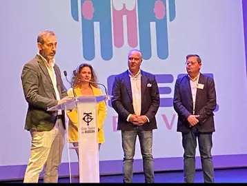 Los presentadores junto a Gaspar de Holanda