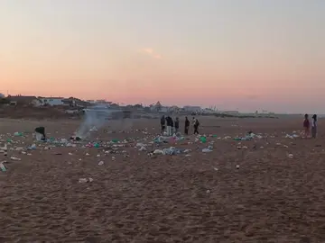 La playa puntaumbrieña antes de la limpieza