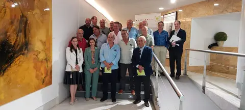 Foto de familia de los cooperativistas en su asamblea celebrada en Caja Rural