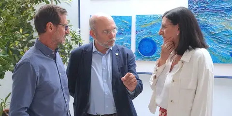 A la derecha, la rectora de la UHU, María Antonia Peña