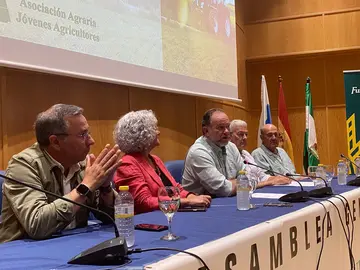 José Luis García Palacios, en el centro, durante la Asamblea