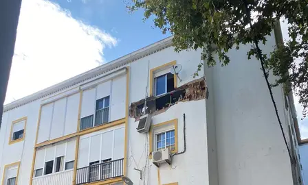 Muro reventado por la deflagración
