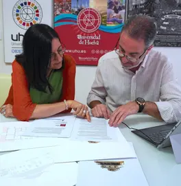 Revisión de los planos de la Casa Consejo