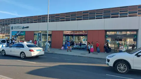 Pasajeros en la puerta de la estación
