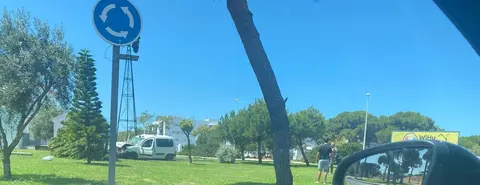 Vehículo empotrado en el interior de la rotonda