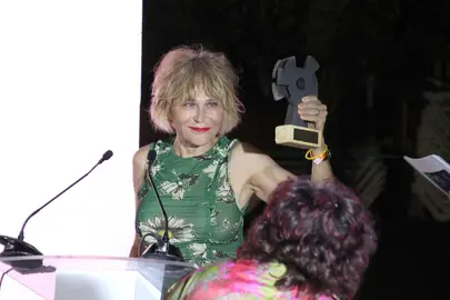 Antonia San Juan con el  Premio 'Francisco Elías'