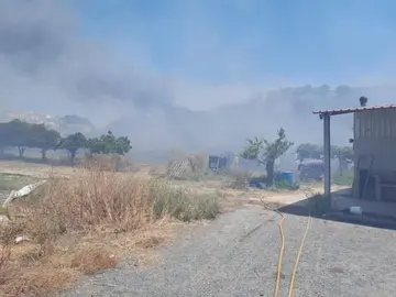 Área afectada por el incendio, cerca de viviendas y aperos