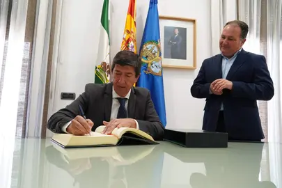 Juan Marín firma en el libro de Diputación en presencia del presidente, David Toscano