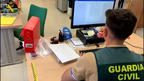 Un agente revisa el material incautado