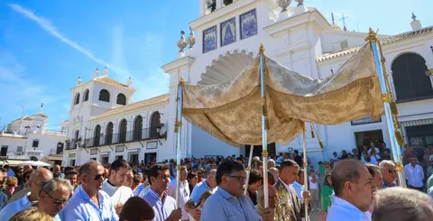 Acto en la aldea rociera
