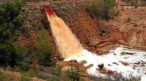 Vertido descontrolado de aguas ácidas de mina en el Andévalo