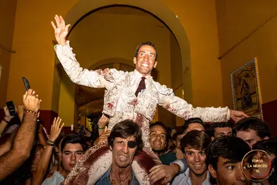 David de Miranda sale a hombros de Padilla por la Puerta Grande