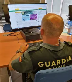 Un agente rastrea datos en el operativo